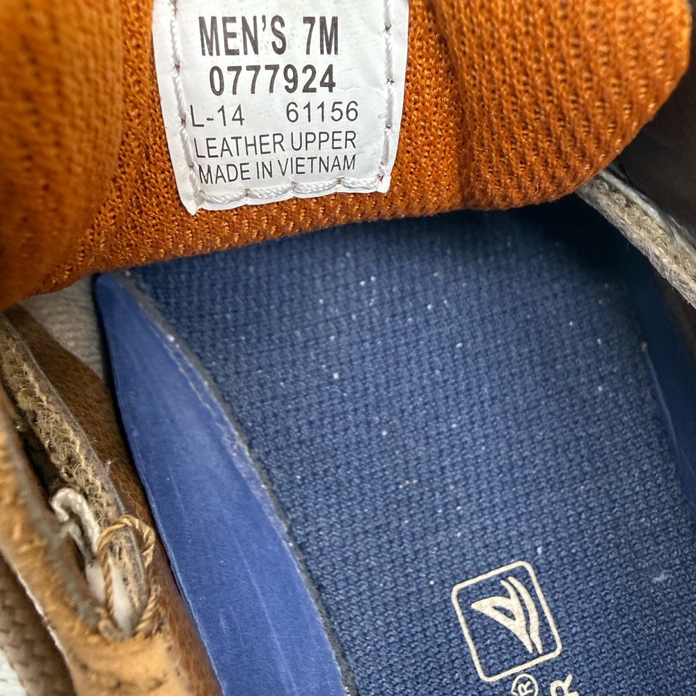 Sperry Men’s Tan Leather Boat Shoes with Contrast Laces - Picture 6 of 7